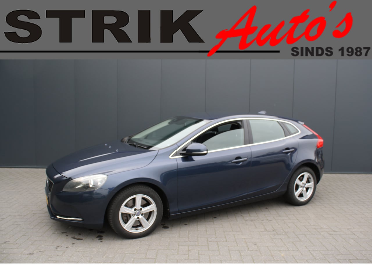 Volvo V40 - 2.0 D4 EURO 5 Momentum Business - NAVIGATIE - PDC - AutoWereld.nl
