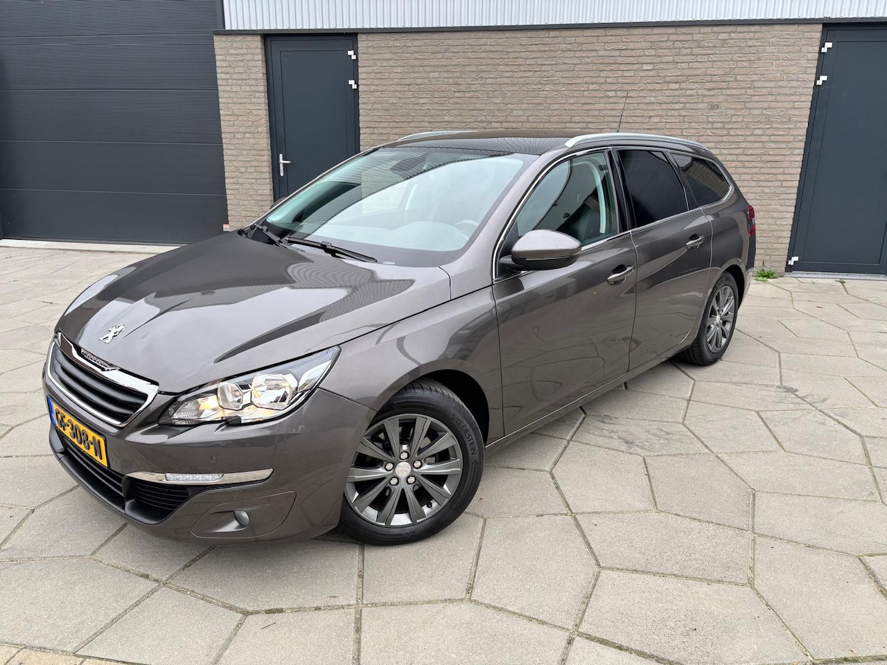 Peugeot 308 SW - 1.2 VTi Style|Climate-Control|Pano-Dak|Dak-Rails|Groot scherm en privacy glas - AutoWereld.nl