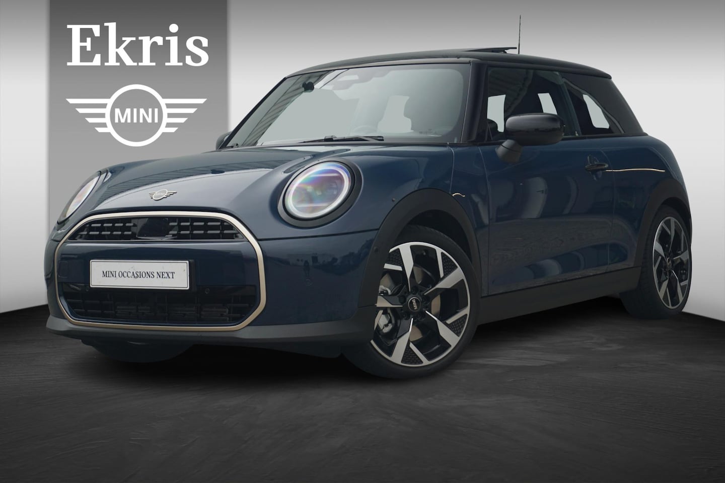 MINI Cooper - 3-Deurs C / Favoured Uitvoering / Pakket M / 18'' LM Velgen - AutoWereld.nl