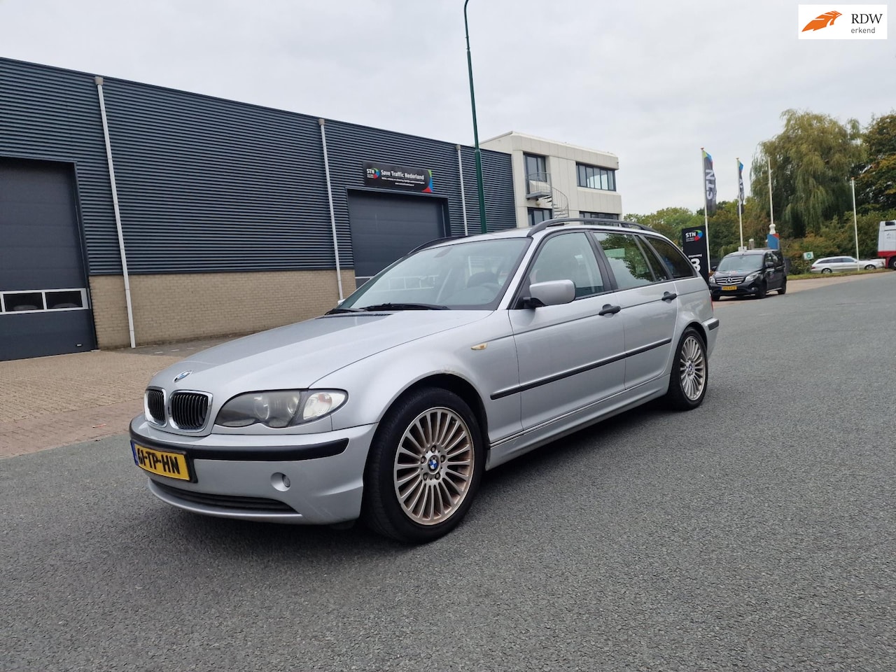 BMW 3-serie Touring - 318i AUT PANO CRUISE PSENSOR 2 X SLEUTELS - AutoWereld.nl