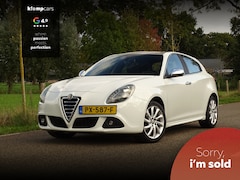 Alfa Romeo Giulietta - 1.4 T Distinctive | Pano | Leer | Climate | Nwe APK | All-season banden