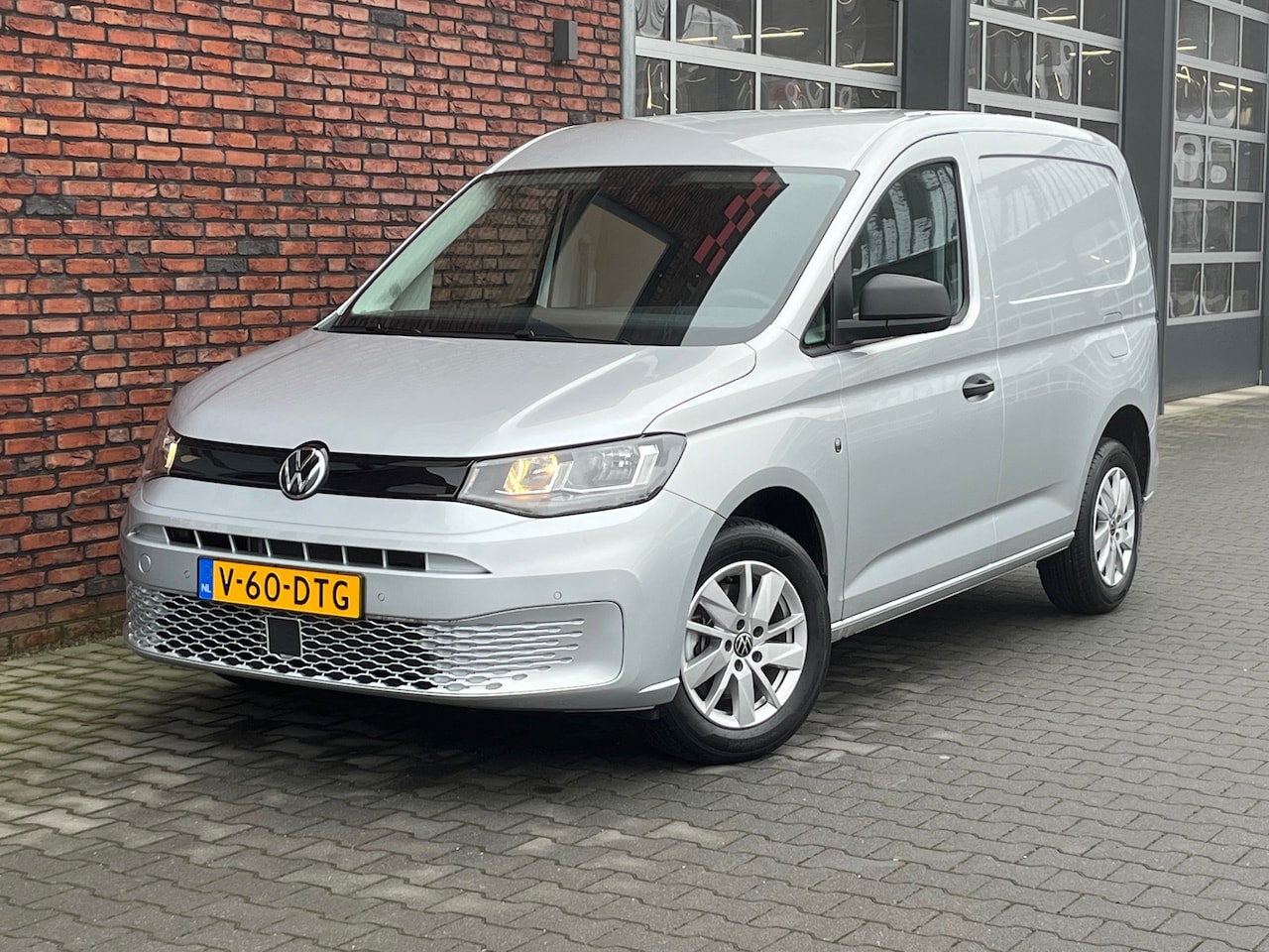 Volkswagen Caddy Cargo - 2.0 TDI Style Automaat/ParkeerSensoren/AppConnect/DAB/Airco/Cruise/Navigatie - AutoWereld.nl