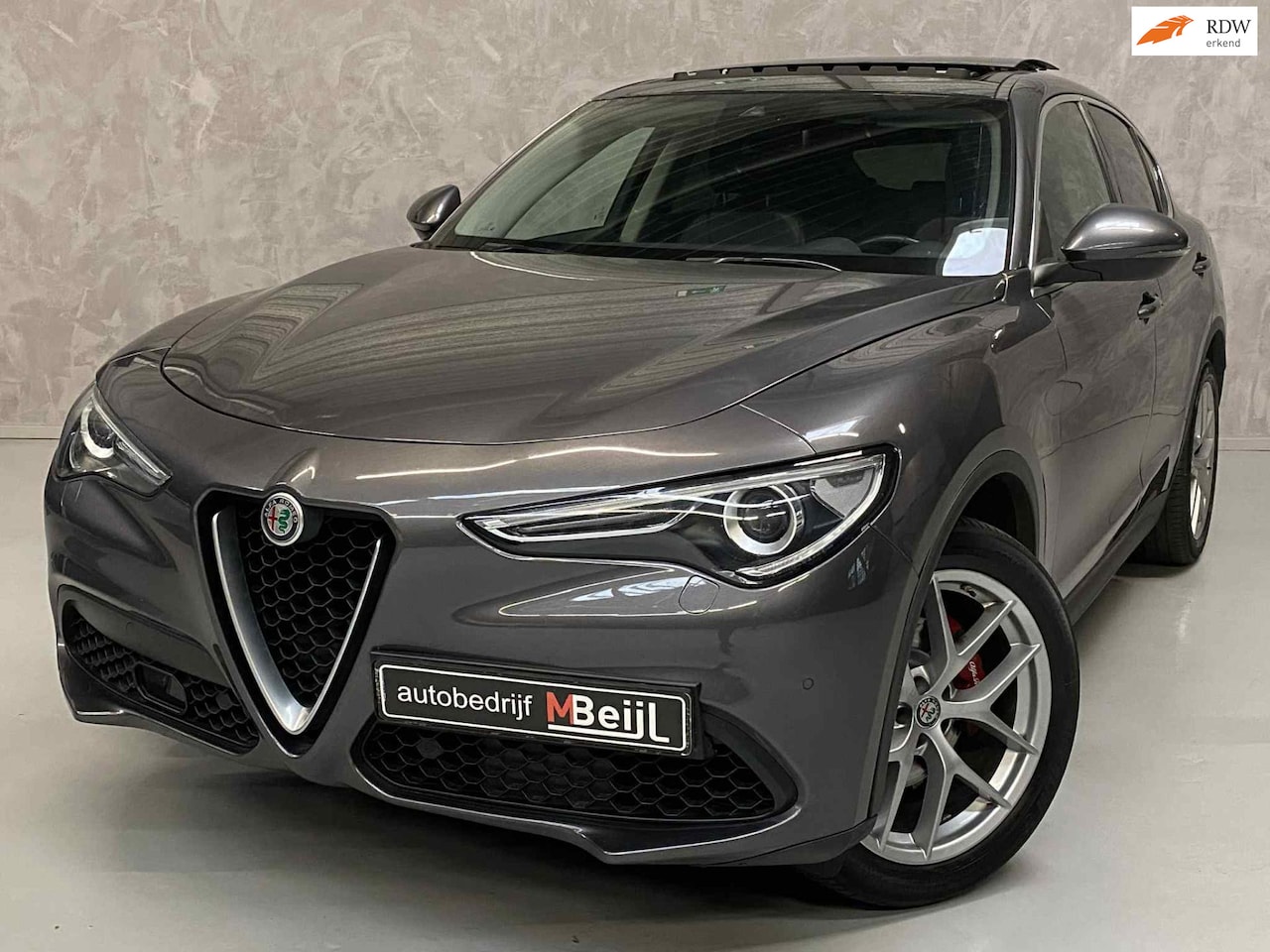 Alfa Romeo Stelvio - 2.0 T 280 PK AWD First Edition /Pano /Eerste eigenaar/Trekhaak /Camera - AutoWereld.nl
