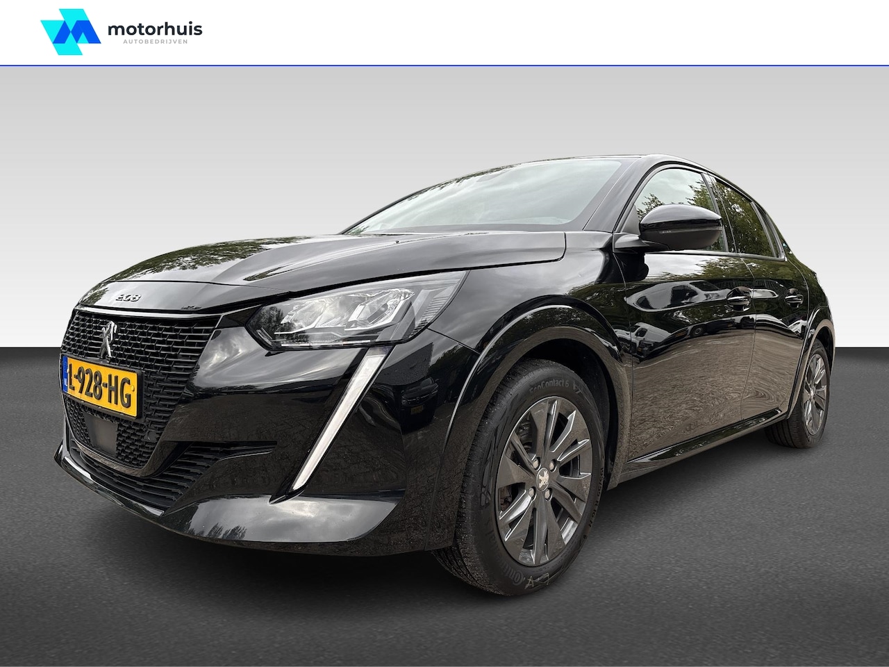 Peugeot e-208 - | Allure Pack EV 50kWh | 136 pk | Peugeot Connect 3D Nav | Noir Perla Nera | - AutoWereld.nl