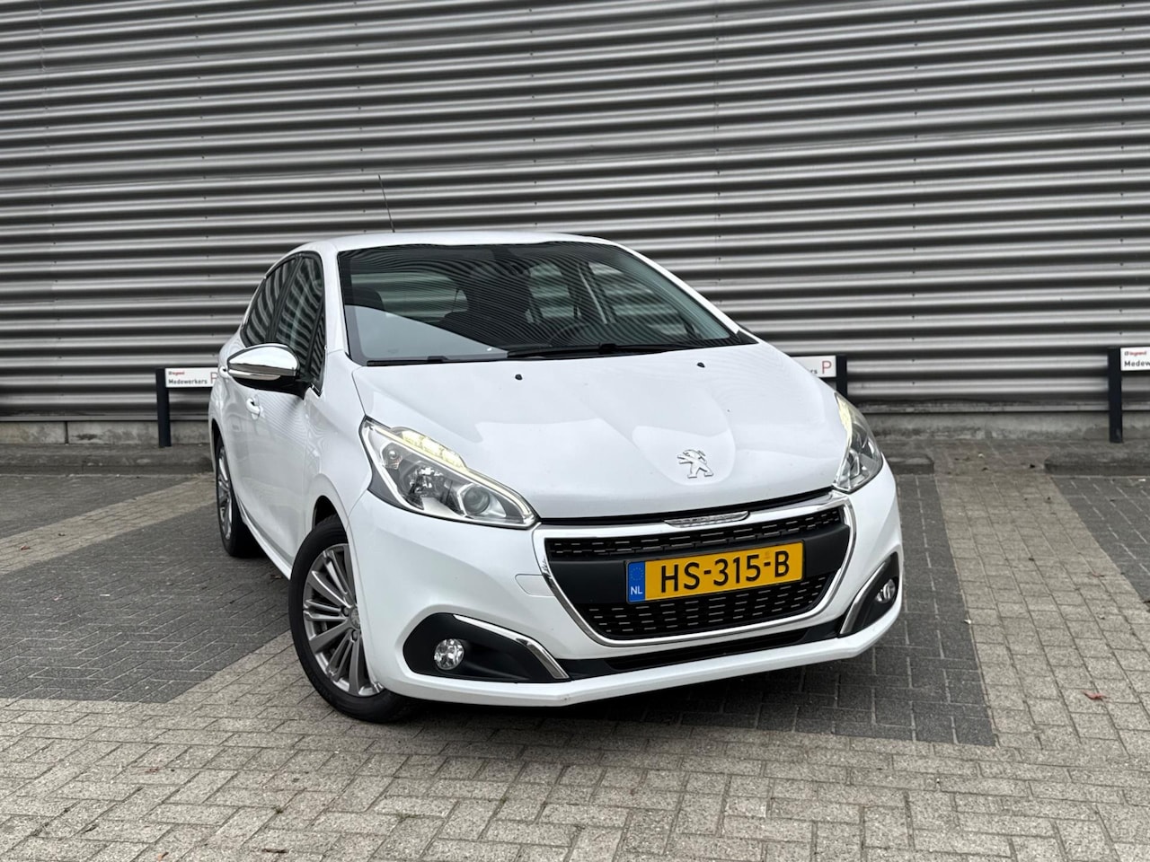 Peugeot 208 - 1.6 BlueHDi 5D Executive (bj Dec-2015) 147000 KM NAP|ECC|NAVI - AutoWereld.nl