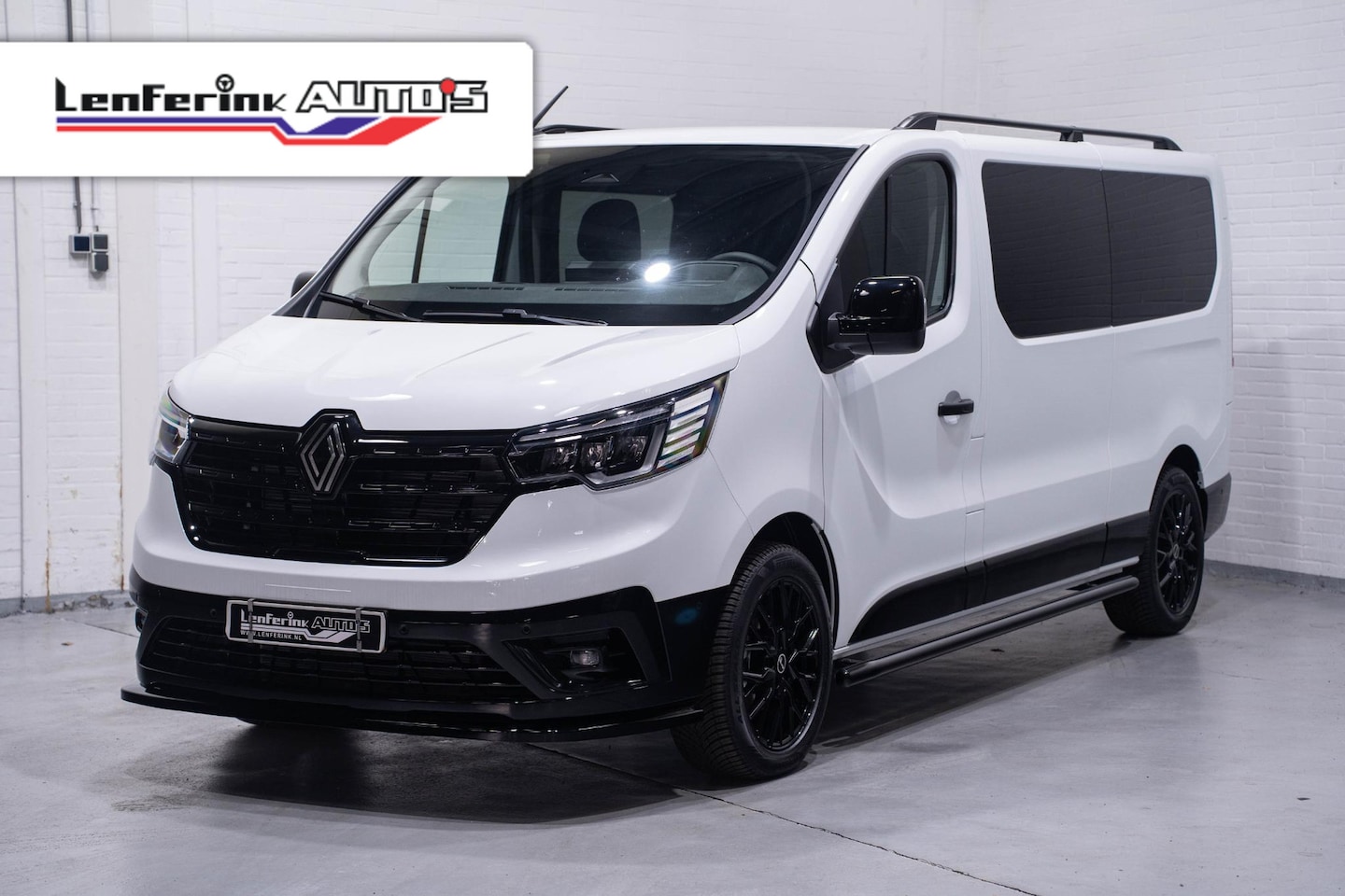 Renault Trafic - 2.0 dCi 150 pk Dubbel Cabine Black Style Navi Camera, 18" LMV, Spoiler V+A, LED Koplampen, - AutoWereld.nl
