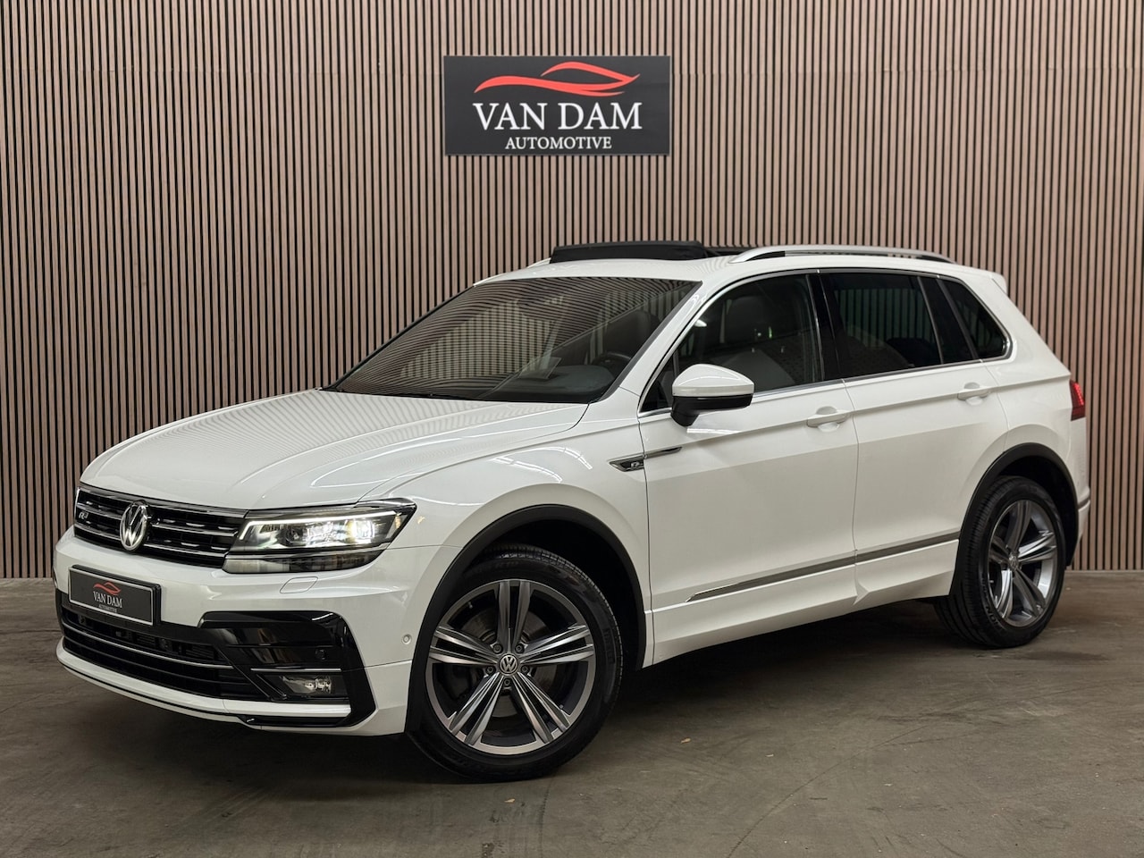 Volkswagen Tiguan - 2.0 TSI 4Motion R-Line 2018 DSG 220PK PANO LED - AutoWereld.nl