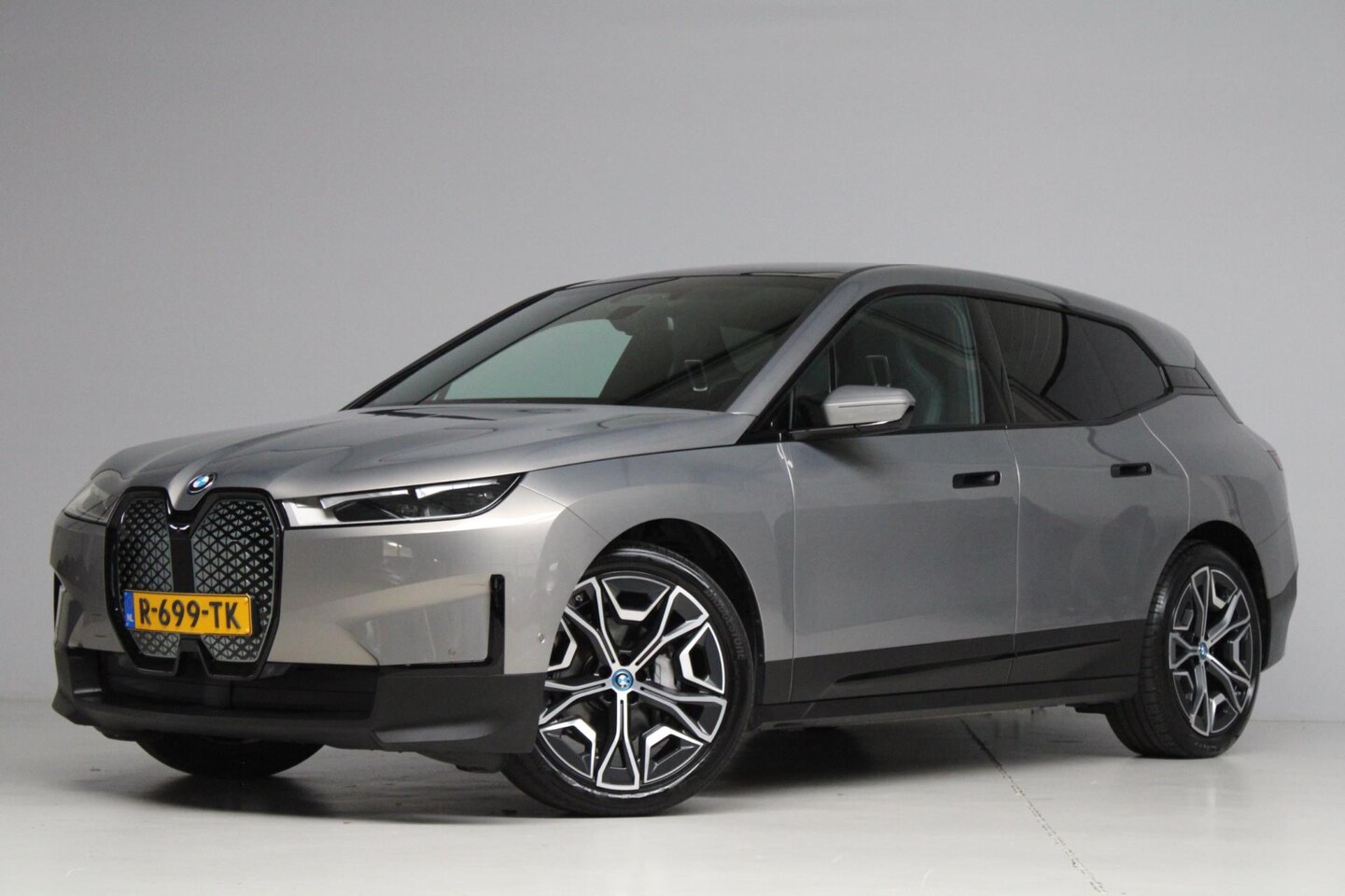 BMW iX - XDrive50 | panoramadak skylounge | luchtvering | softclose | elek. trekhaak | stoelkoeling - AutoWereld.nl