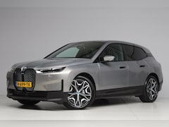 BMW iX - XDrive50 | panoramadak skylounge | luchtvering | softclose | elek. trekhaak | stoelkoeling
