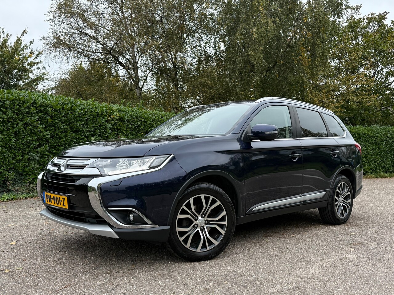 Mitsubishi Outlander - 2.0 Executive Edition Automaat | 7 Persoons | Camera | Trekhaak | 18" Velgen | Stuur-/Stoe - AutoWereld.nl