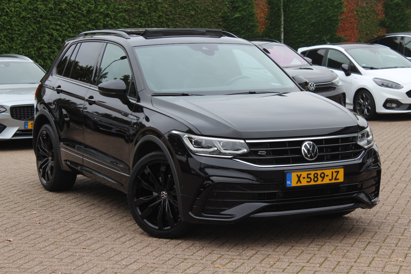 Volkswagen Tiguan - 1.5 TSI R-Line Business+ / Trekhaak / Panoramadak / 360Camera / Head-up / Leder / 20'' / M - AutoWereld.nl