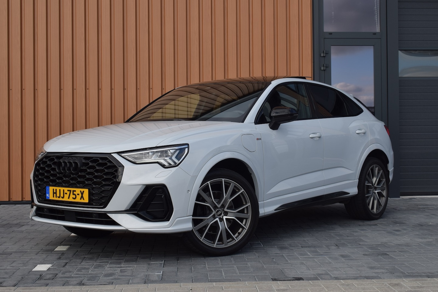Audi Q3 Sportback - 45 TFSI e S-line | Suzuka Grijs | Pano | Trekhaak | Keyless - AutoWereld.nl