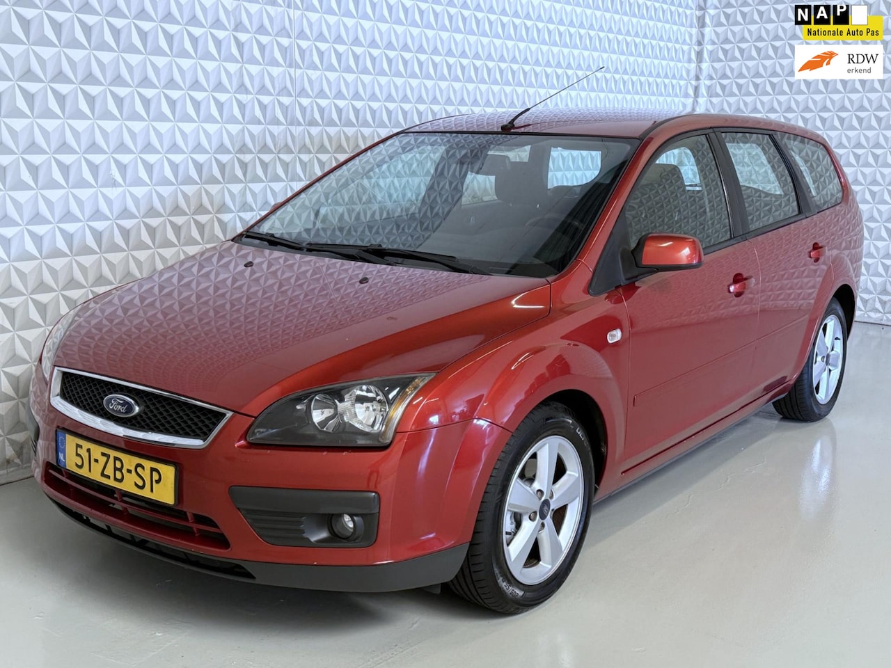Ford Focus Wagon - 1.6-16V Futura Airco Cruise Navigatie PDC Trekhaak(2007) - AutoWereld.nl