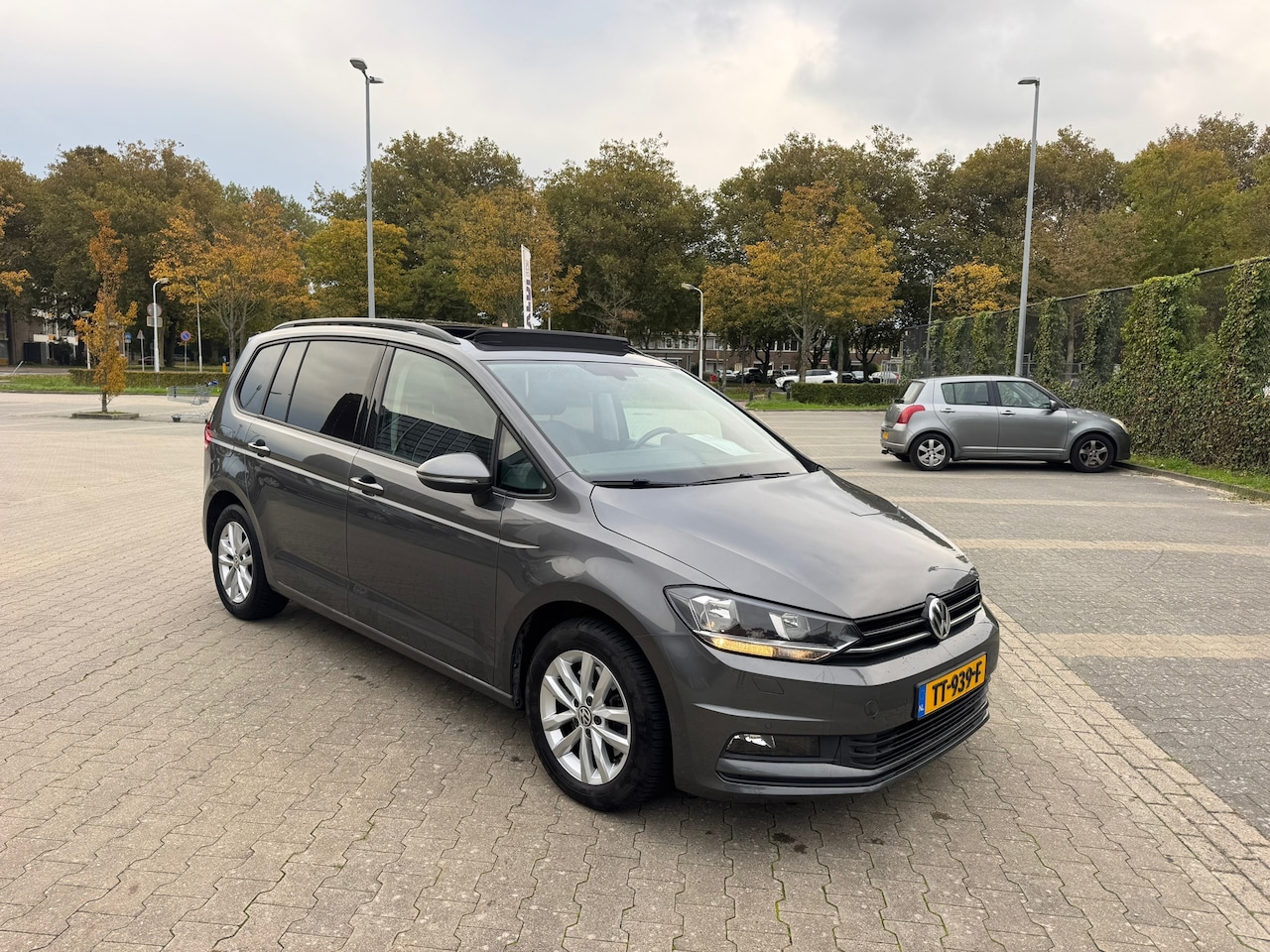 Volkswagen Touran - 1.6 TDI SCR Highline Business R 7p 1.6 TDI SCR Highline Business R 7p Automaat - AutoWereld.nl