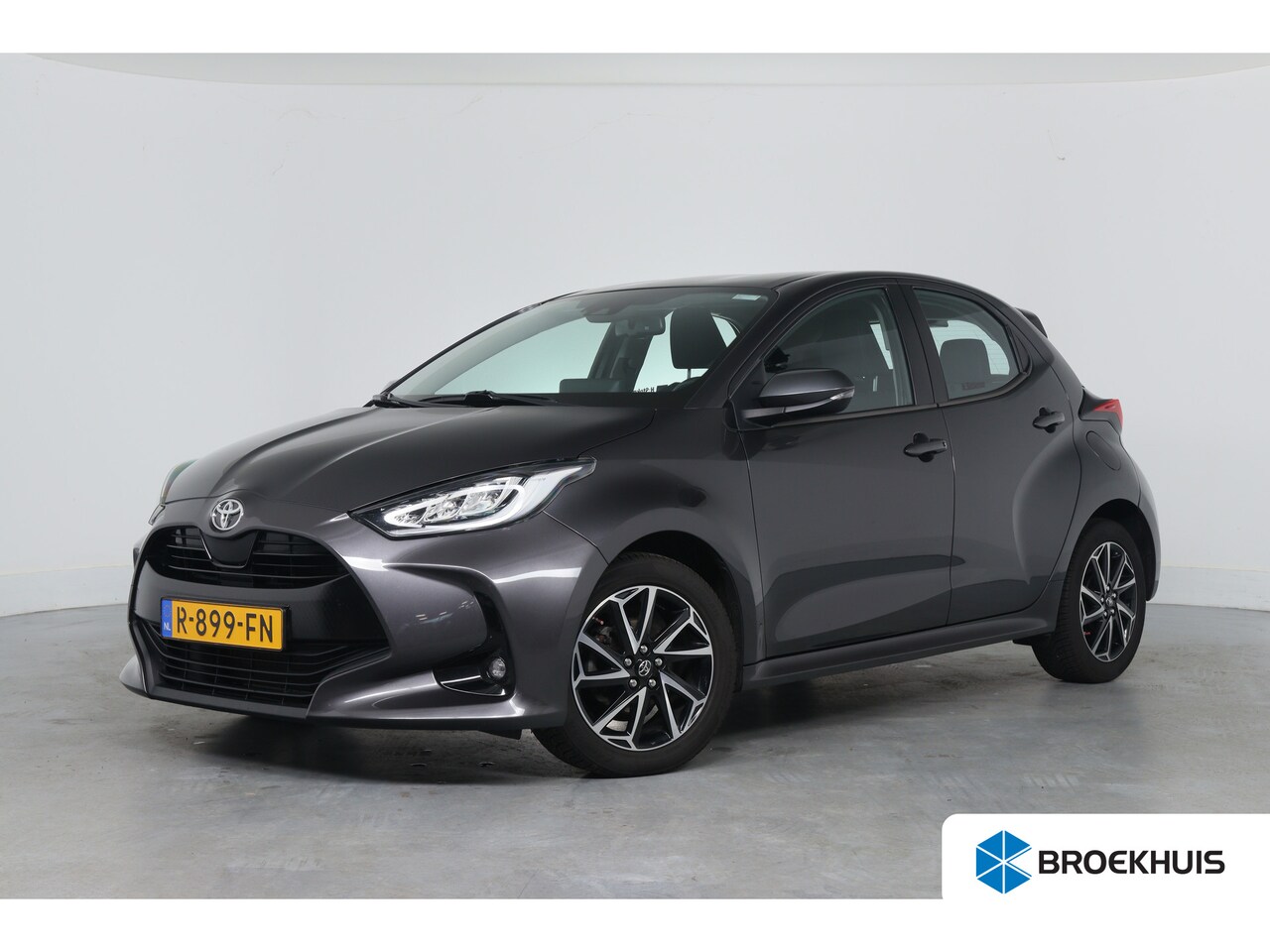 Toyota Yaris - 1.5 VVT-i Dynamic | Navi By App | Airco | Cruise Adaptive | Camera | Lichtmetalen Velgen | - AutoWereld.nl