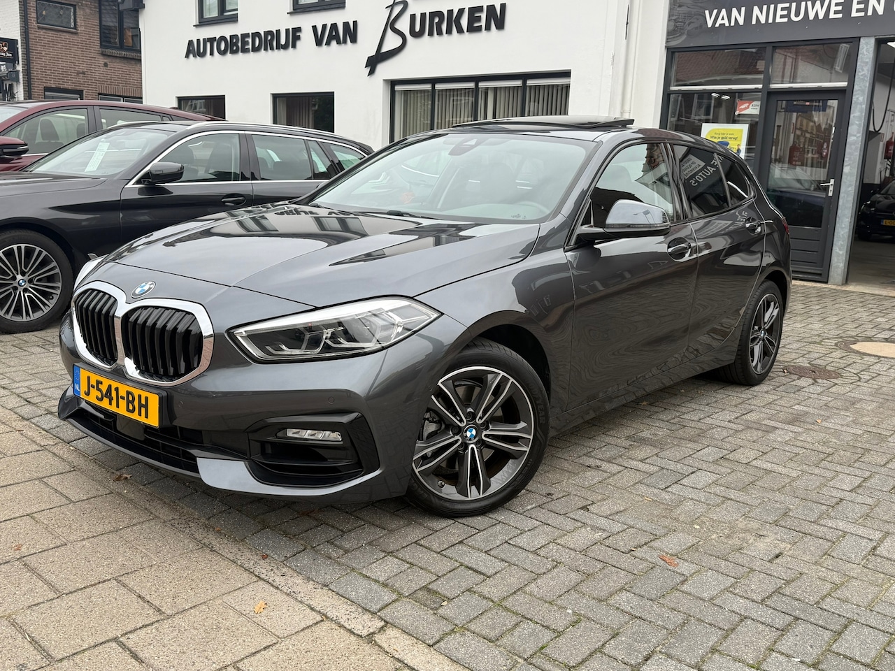 BMW 1-serie - 118i High Executive Edition 118i High Executive Edition, Panoramadak,Apple Carplay/Android,Stoelverwarming,Navigatie,A - AutoWereld.nl