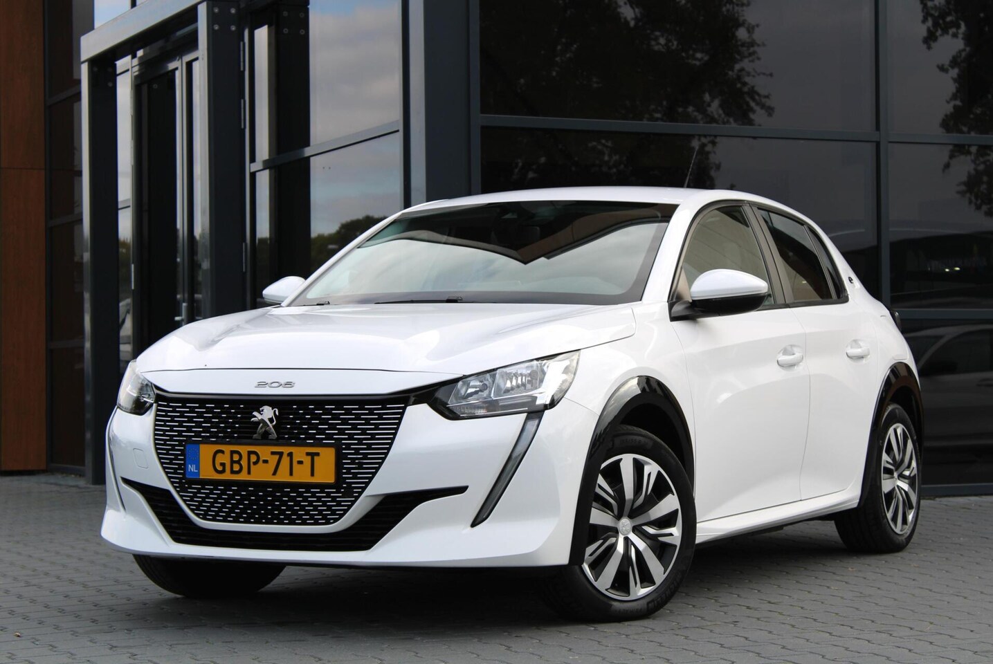 Peugeot e-208 - EV Active Pack 50kWh | 3 Fase | Apple Carplay - AutoWereld.nl