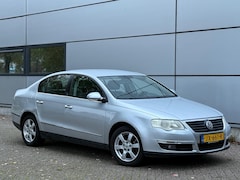 Volkswagen Passat - 1.6 FSI Trendline Navi |Xenon |Stoelverw |Start/Stop |Lmv |Nap |Boekjes