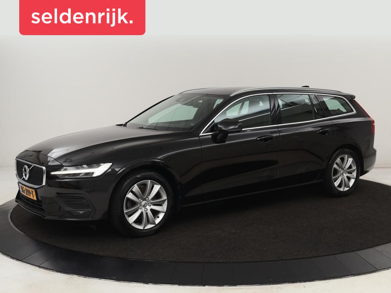 Volvo V60 - 2.0 D4 Momentum | Carplay | Half leder | Navigatie | Full LED | Digital Cockpit | Parkeerv - AutoWereld.nl