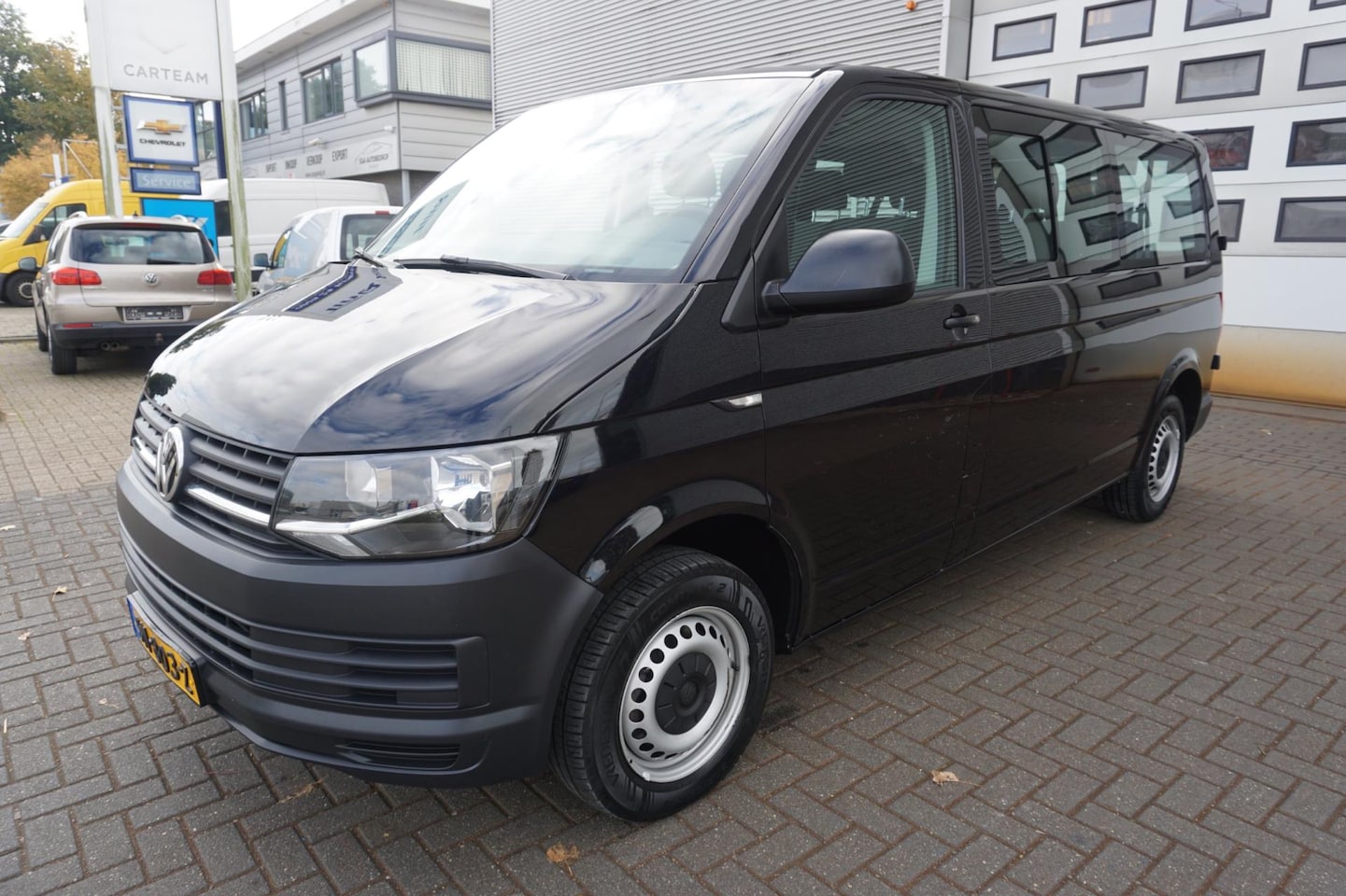 Volkswagen Transporter Kombi - 2.0 TDI L2H1 150 PK 9PERSOON €16200 EX BPM BTW /NAP /AIRCO - AutoWereld.nl