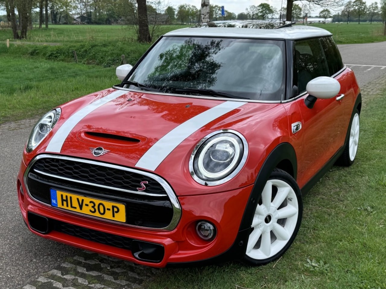 MINI Cooper S - 192PK / JCW STUURWIEL / PANORAMADAK / 18 INCH / UNIEK! - AutoWereld.nl