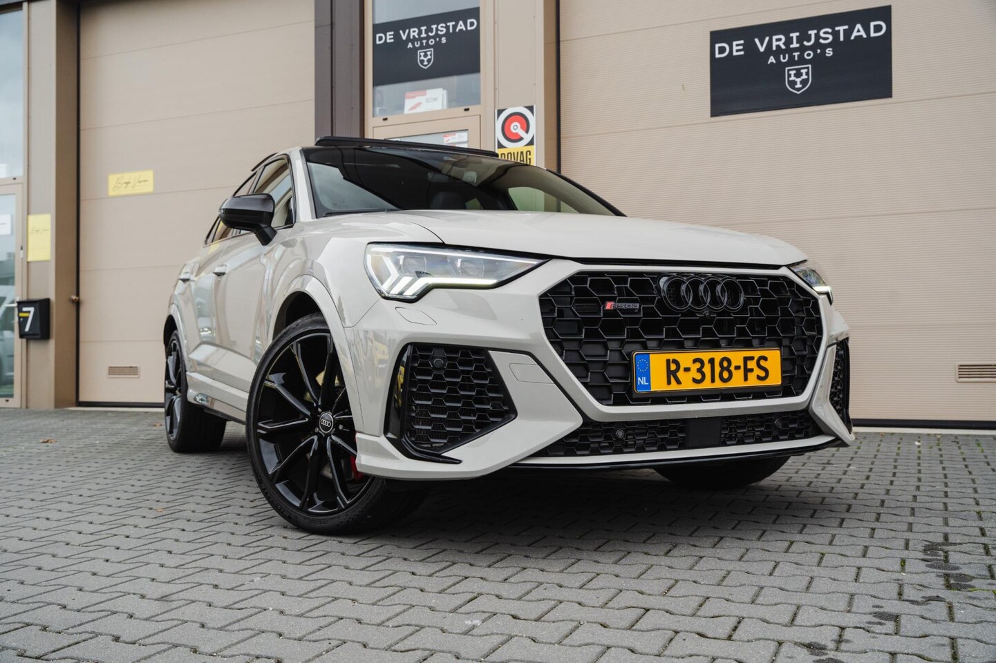Audi Q3 Sportback - TFSI RS PANO TREKHAAK CARBON UNIEKE KLEUR - AutoWereld.nl