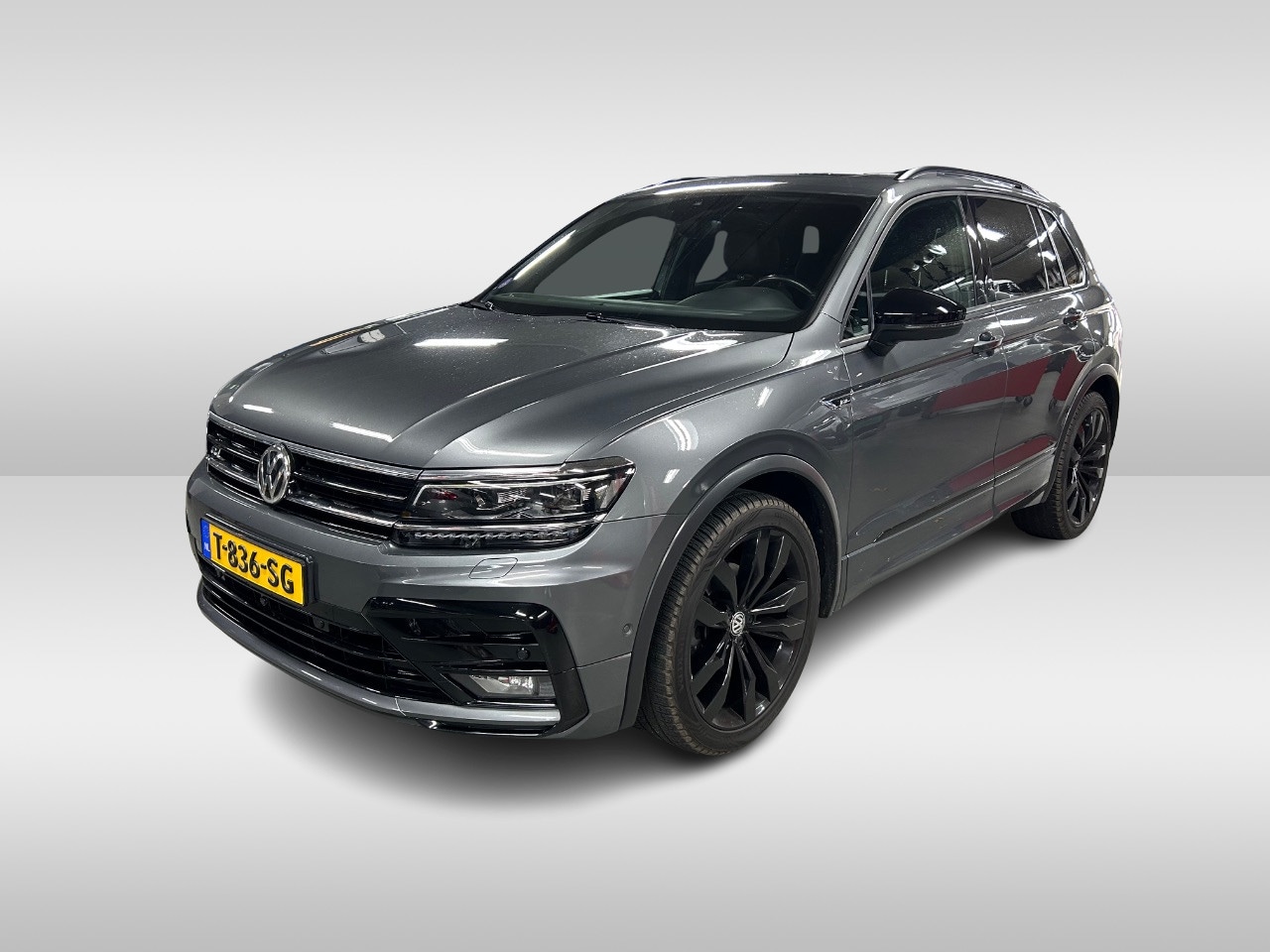 Volkswagen Tiguan - 1.5 TSI ACT Highline Business 3x R-Line / Panoramadak / Camera / Leder / 20'' / Blackpack - AutoWereld.nl