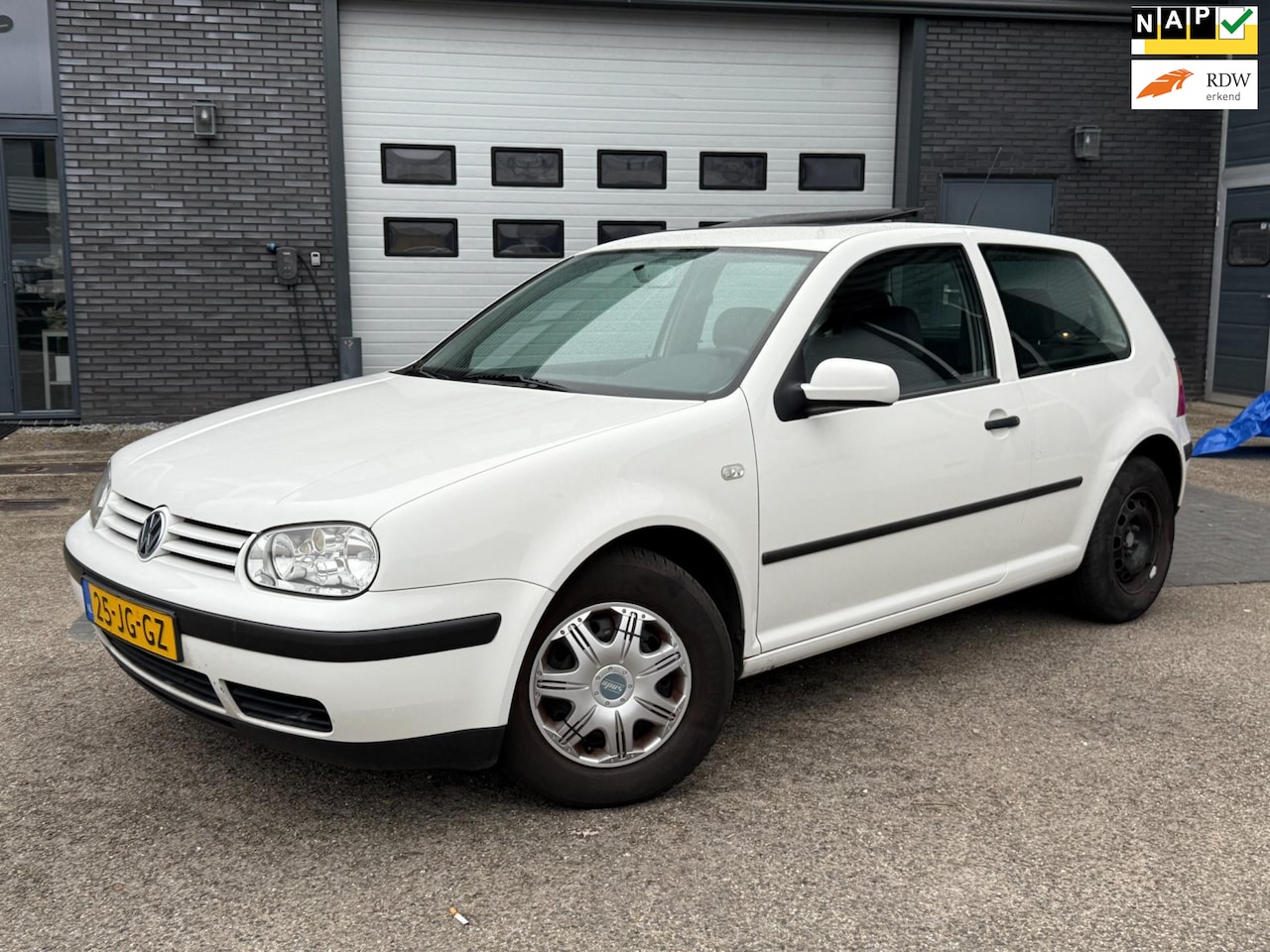 Volkswagen Golf - 1.4-16V Comfortline /AIRCO IJSKOUD/SCHUIFDAK/RIJDTGOED/ - AutoWereld.nl