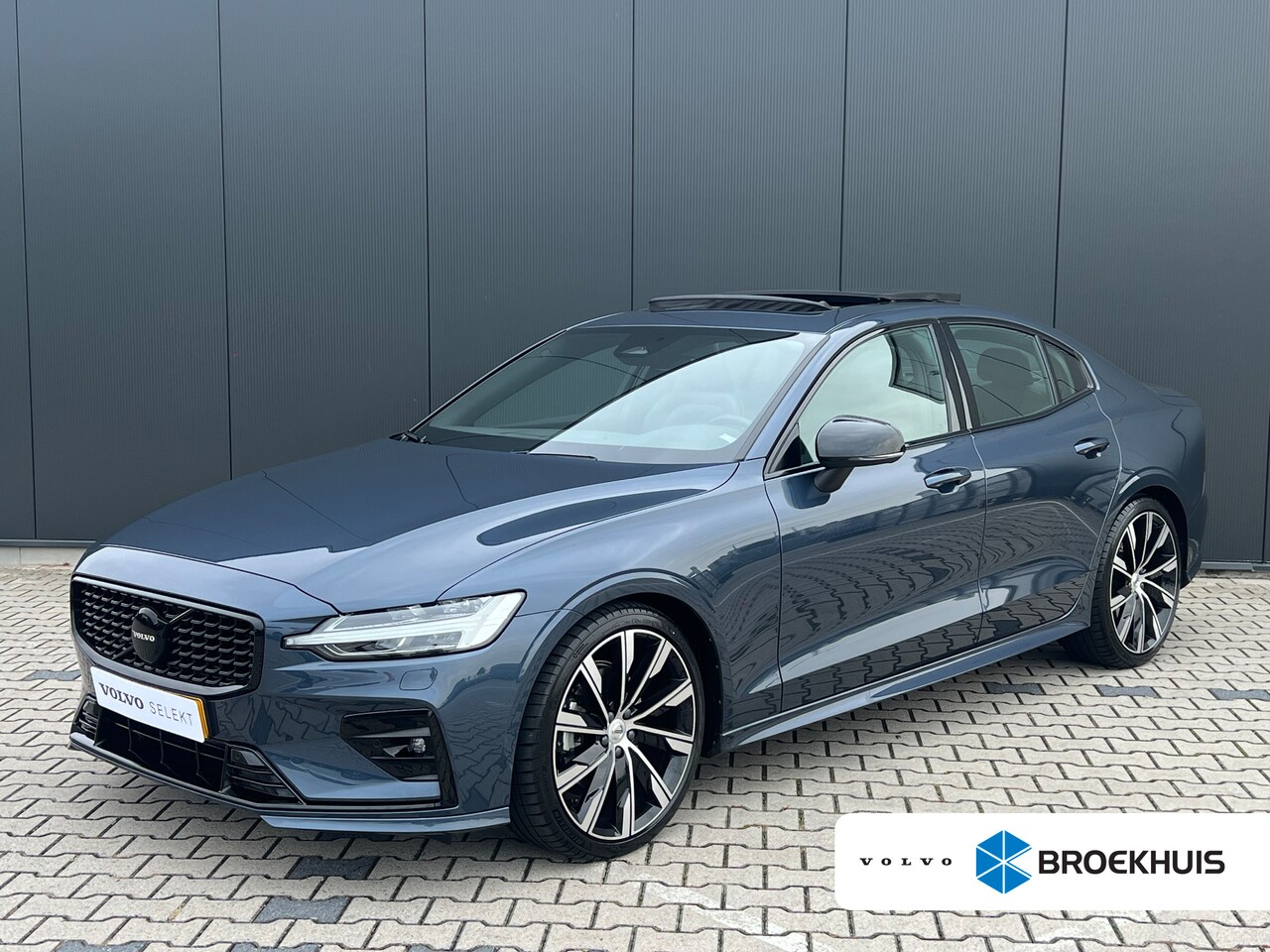 Volvo S60 - 2.0 B4 Plus Dark | Heico | Styling Kit | Black Pack | Panoramadak | 20 Inch | Harman/Kardo - AutoWereld.nl