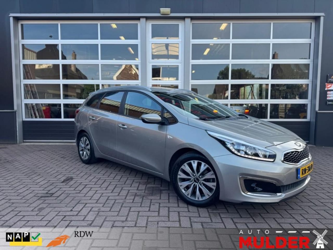 Kia Cee'd - CEED SW 1.0 T-GDI 120PK COMFORTPLUSLINE NAVIGATOR / CARPLAY / NAVI / CRUISECONTROL - AutoWereld.nl