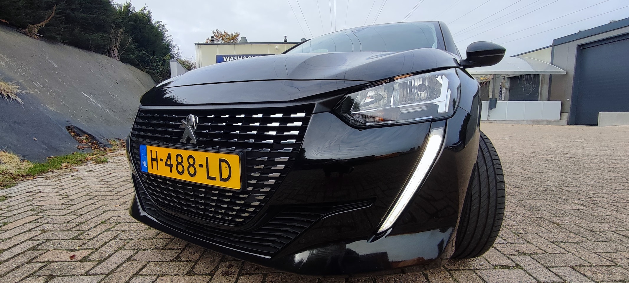 Peugeot 208 - 1.2 PureTech Active Black Pearl - AutoWereld.nl