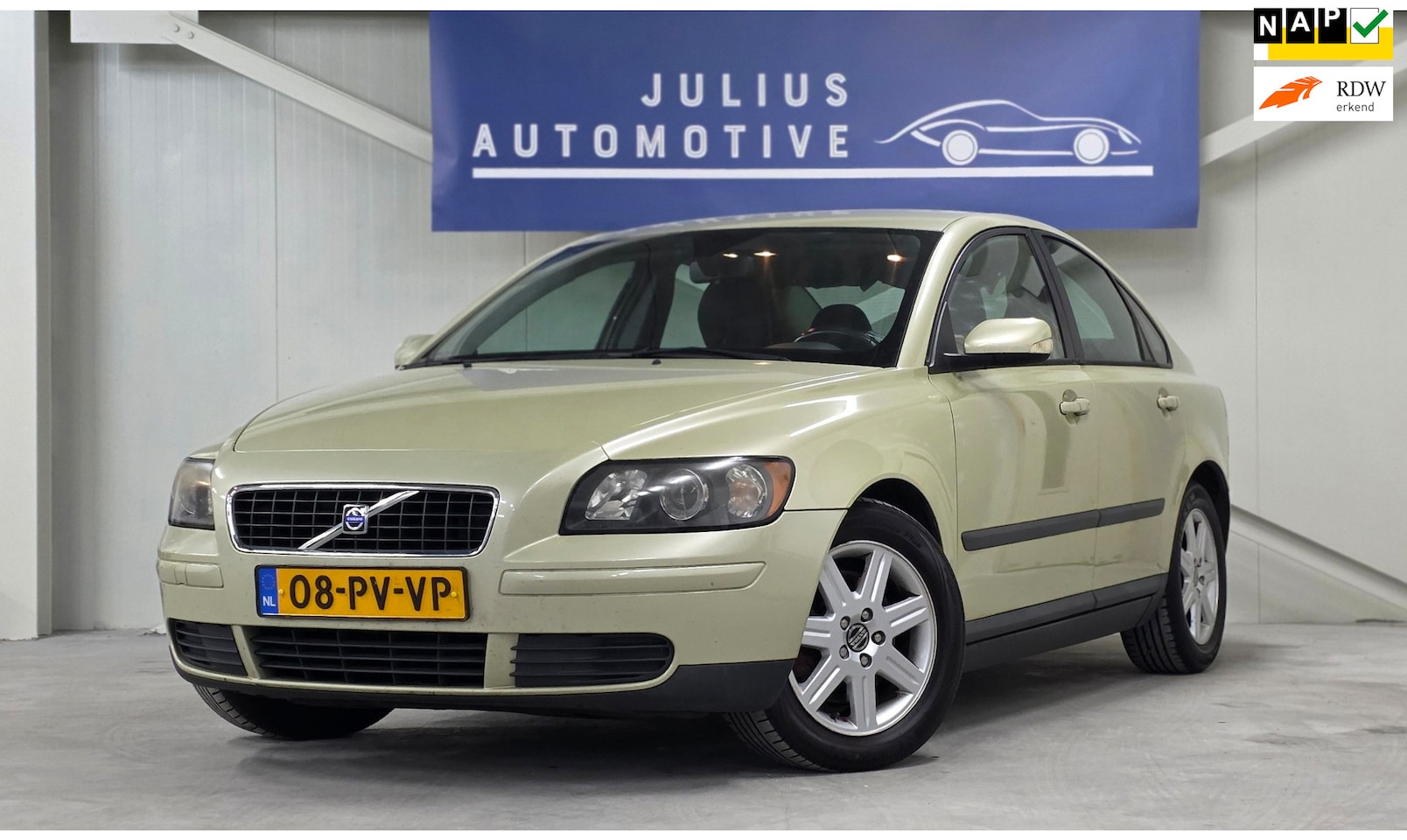 Volvo S40 - 2.4 Momentum Volledig Onderhoud! Distri. 2024 5 Cilinder Mooi! - AutoWereld.nl