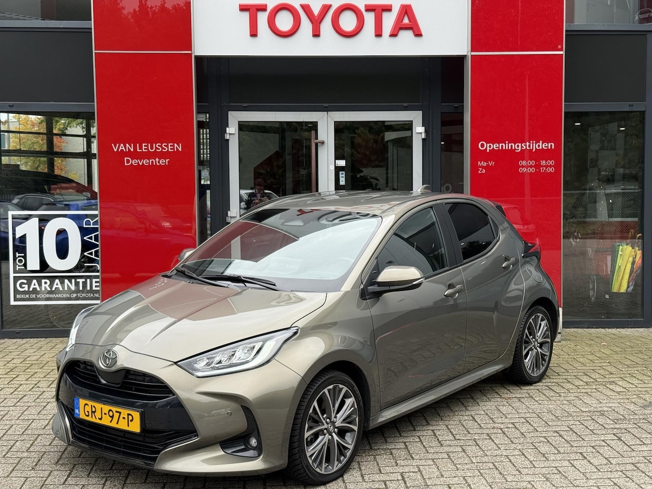 Toyota Yaris - 1.5 Hybrid 130 Executive NL-AUTO ALL SEASON BANDEN V+A PRK SNSR ADP CRUISE CAMERA LM BLIND - AutoWereld.nl