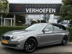 BMW 5-serie Touring - 520i Upgrade Edition - AUTOMAAT - CRUISE / CLIMATE CONTR - NAVI - PARKEER SENS V + A