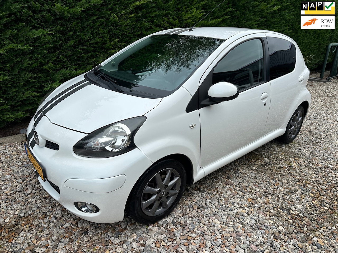 Toyota Aygo - 1.0-12V Dynamic Navigator 2e eigenaar 108DKM NAP - AutoWereld.nl