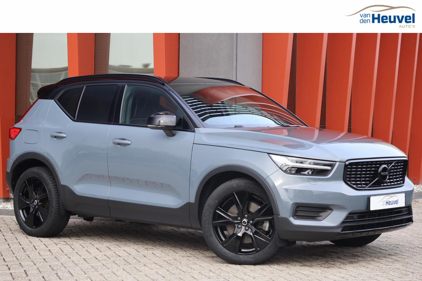 Volvo XC40 - T4 Recharge R-Design | Stoelverwarming | Parkeercamera | Trekhaak | Keyless | Glossy Black - AutoWereld.nl