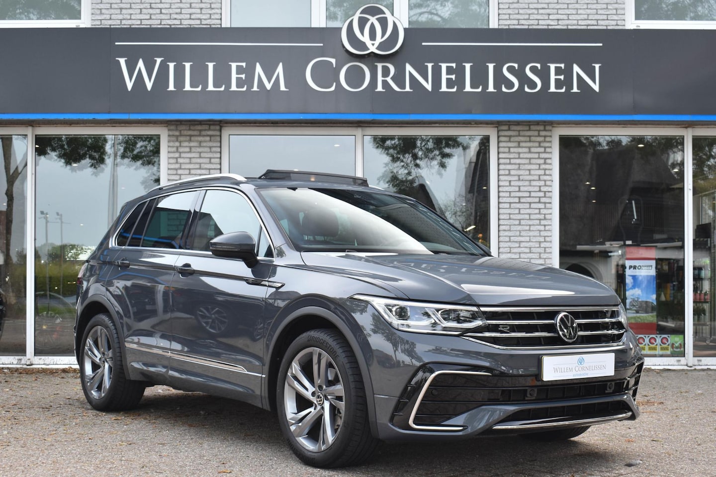 Volkswagen Tiguan - 1.5 TSI R-Line Business+ Pano Trekhaak IQ Light - AutoWereld.nl
