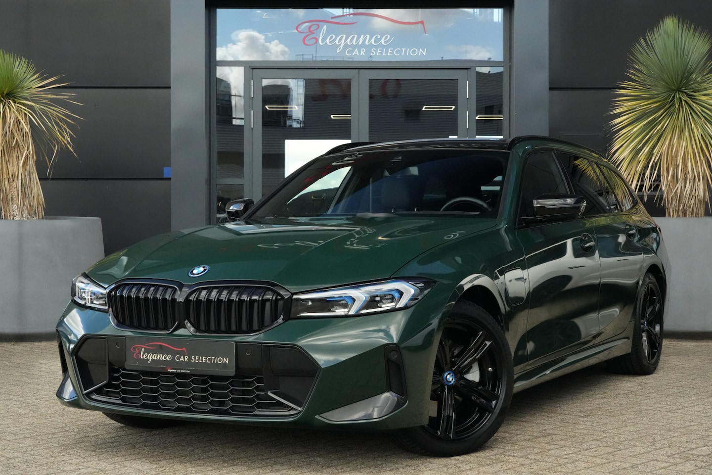BMW 3-serie Touring - 330e M Sport High Executive 292pk Navigatie/Stoelverwarming/Camera - AutoWereld.nl