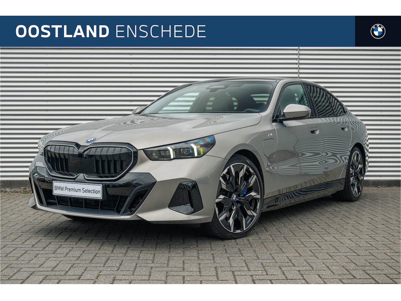 BMW 5-serie - 550e xDrive M Sport Automaat / Panoramadak / Adaptief onderstel professional / Parking Ass - AutoWereld.nl