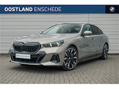 BMW 5-serie - 550e xDrive M Sport Automaat / Panoramadak / Adaptief onderstel professional / Parking Ass