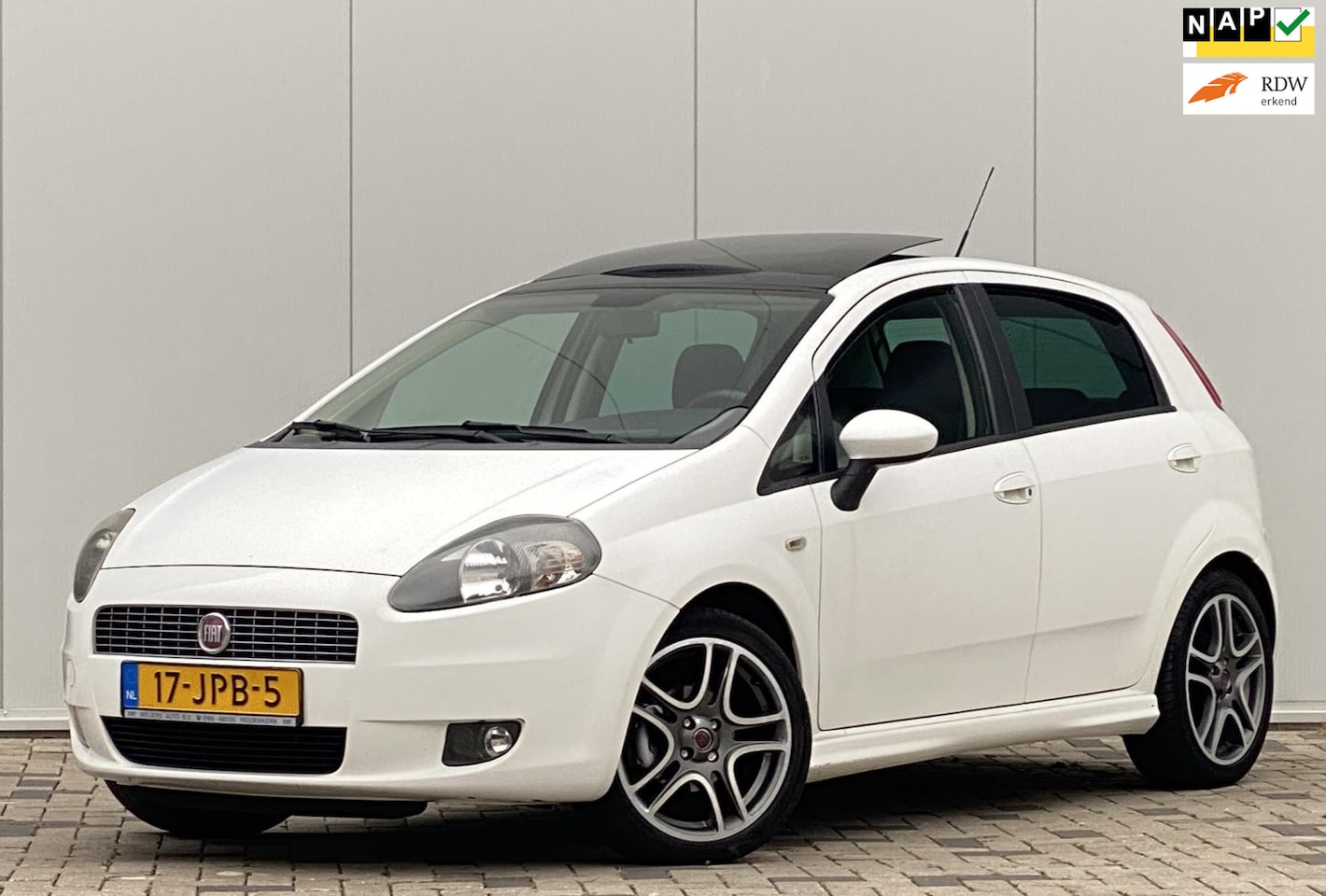 Fiat Grande Punto - 1.4 NeroBianco 5 DEURS DUBBELE PANORAMA AIRCO 1STE EIGENAAR - AutoWereld.nl