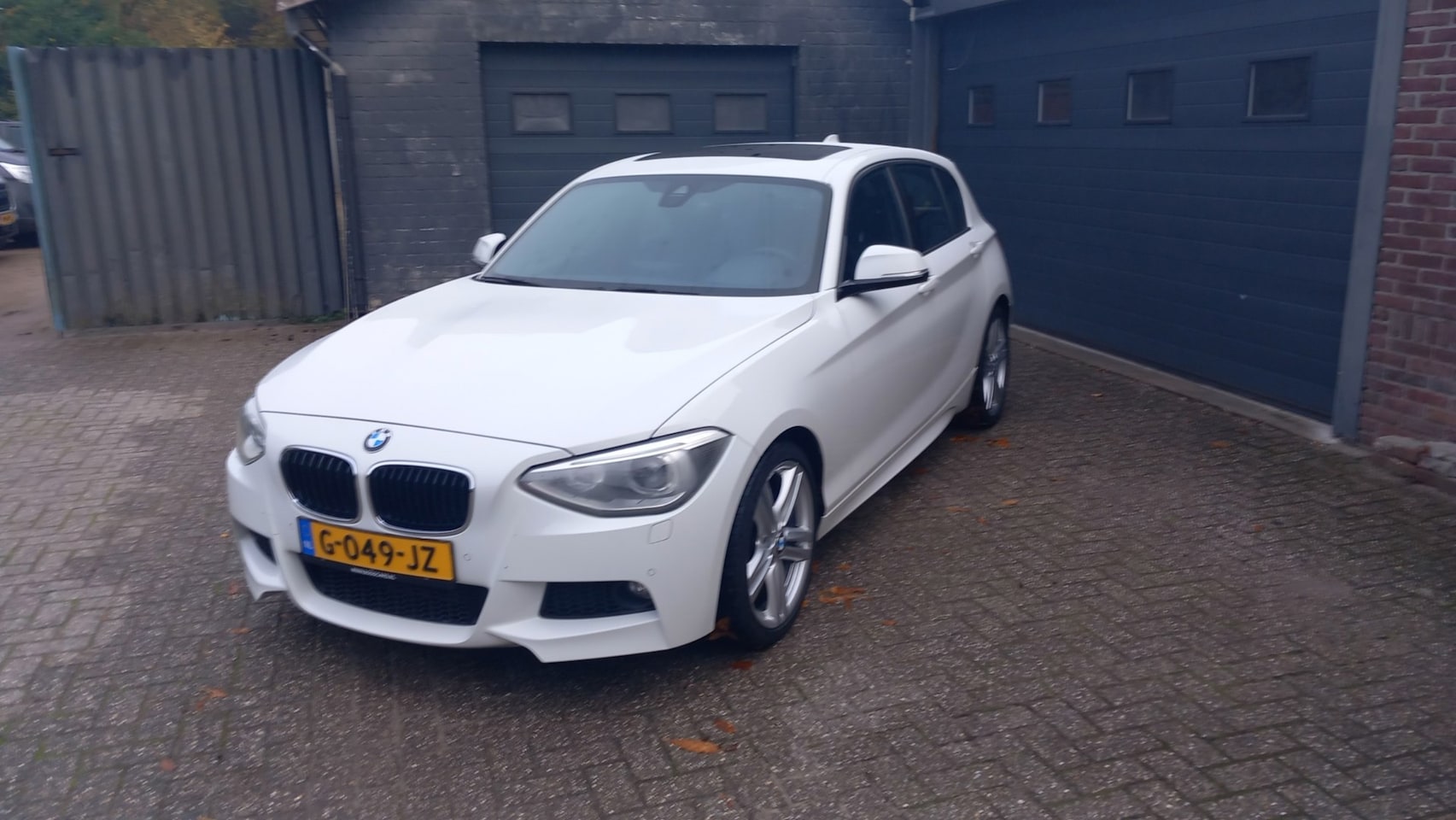 BMW 1-serie - 118i Business+.Climate control,Parking system,Cruise control,Panoramadak,Achteruitrijcamer - AutoWereld.nl