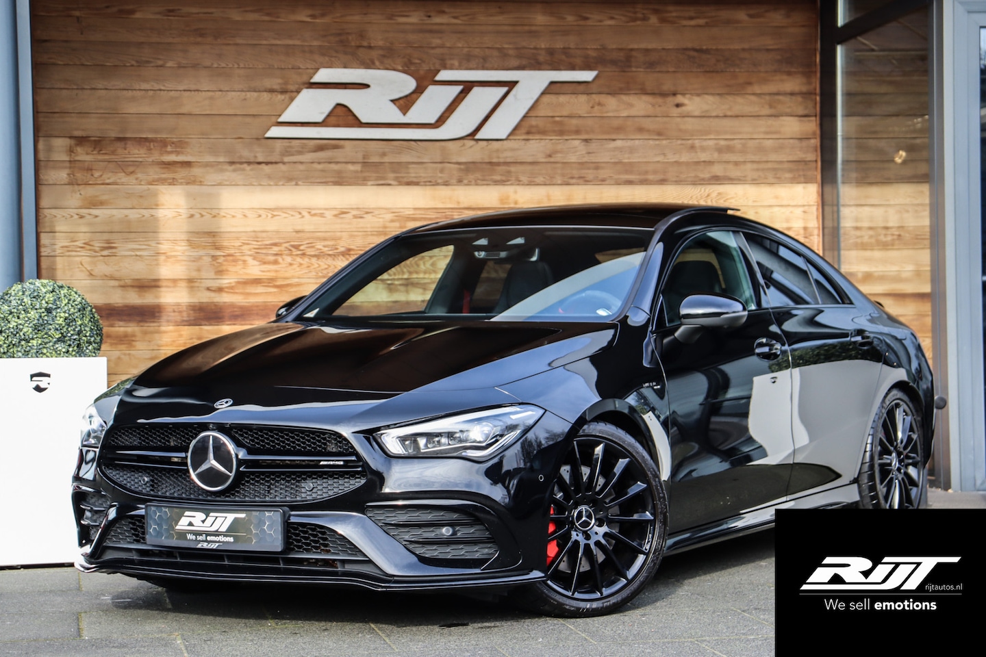 Mercedes-Benz CLA-Klasse - AMG 35 4MATIC Premium Plus **Schaalstoelen/Sfeerverlichting/360/Pano** - AutoWereld.nl