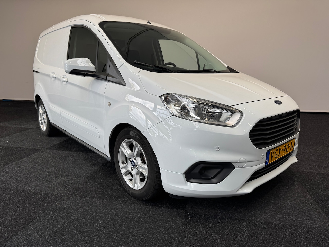 Ford Transit Courier - 1.5 DSL Euro 6 Airco camera navigatie - AutoWereld.nl