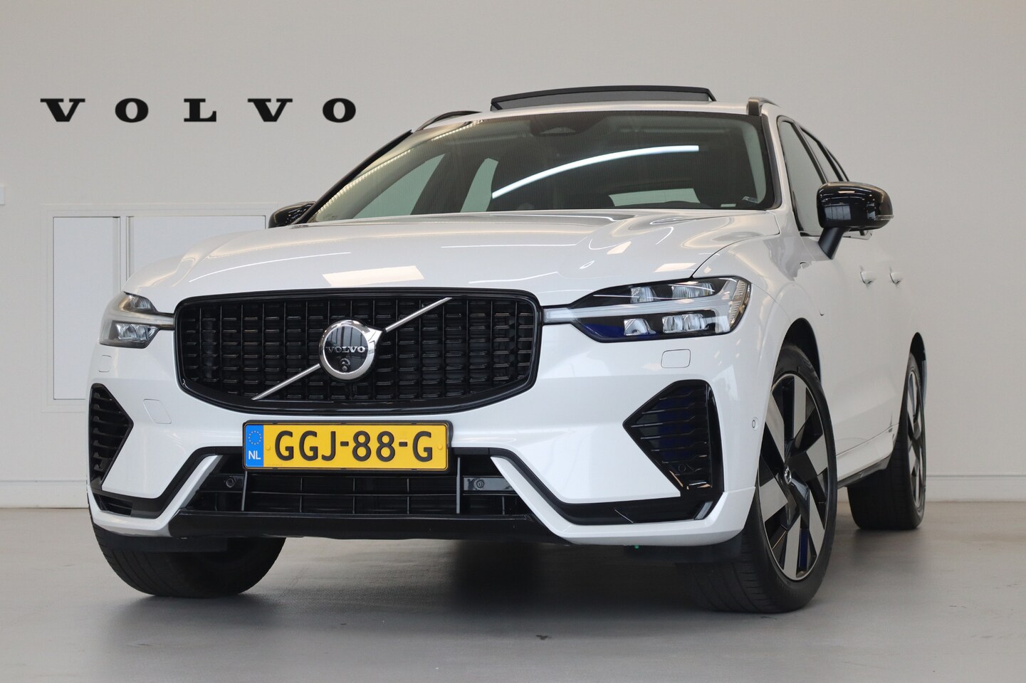 Volvo XC60 - T6 350PK Ultimate Dark | 360° | Luchtvering | Bowers & Wilkins | Trekhaak - AutoWereld.nl