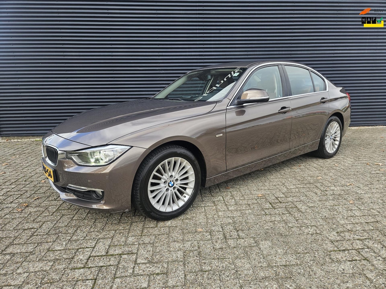 BMW 3-serie - 316i - Luxury Line | 2014 | AUTOMAAT | LEDER | NAP! - AutoWereld.nl