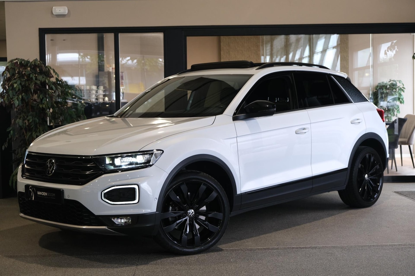 Volkswagen T-Roc - 1.5 TSI Sport 150PK DSG Pano Led Virtual Cam Trekhaak - AutoWereld.nl