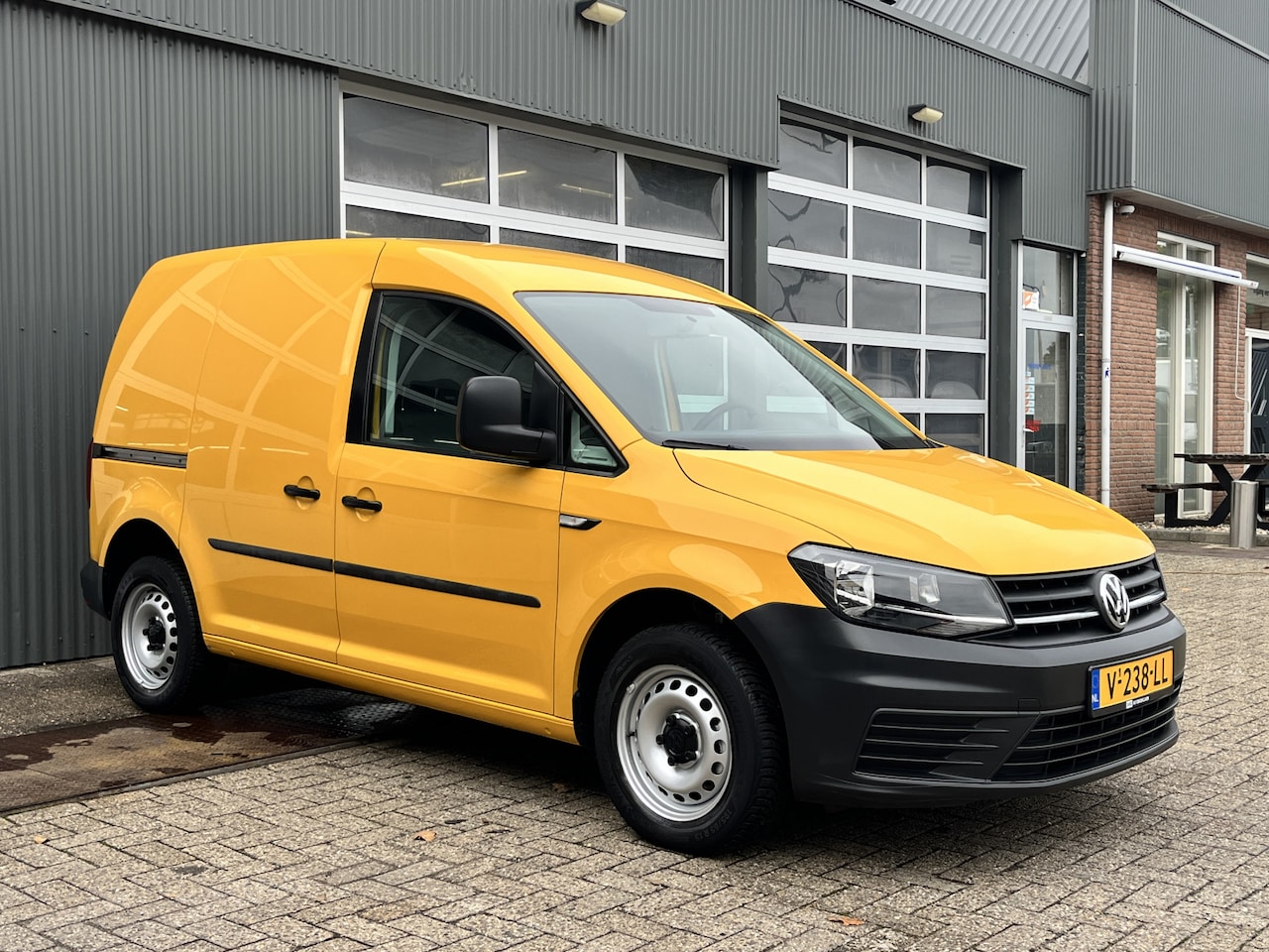 Volkswagen Caddy - 2.0 TDI L1H1 Airco Cruise controle Trekhaak 1400kg trekgewicht Parkeersensoren achter Schu - AutoWereld.nl