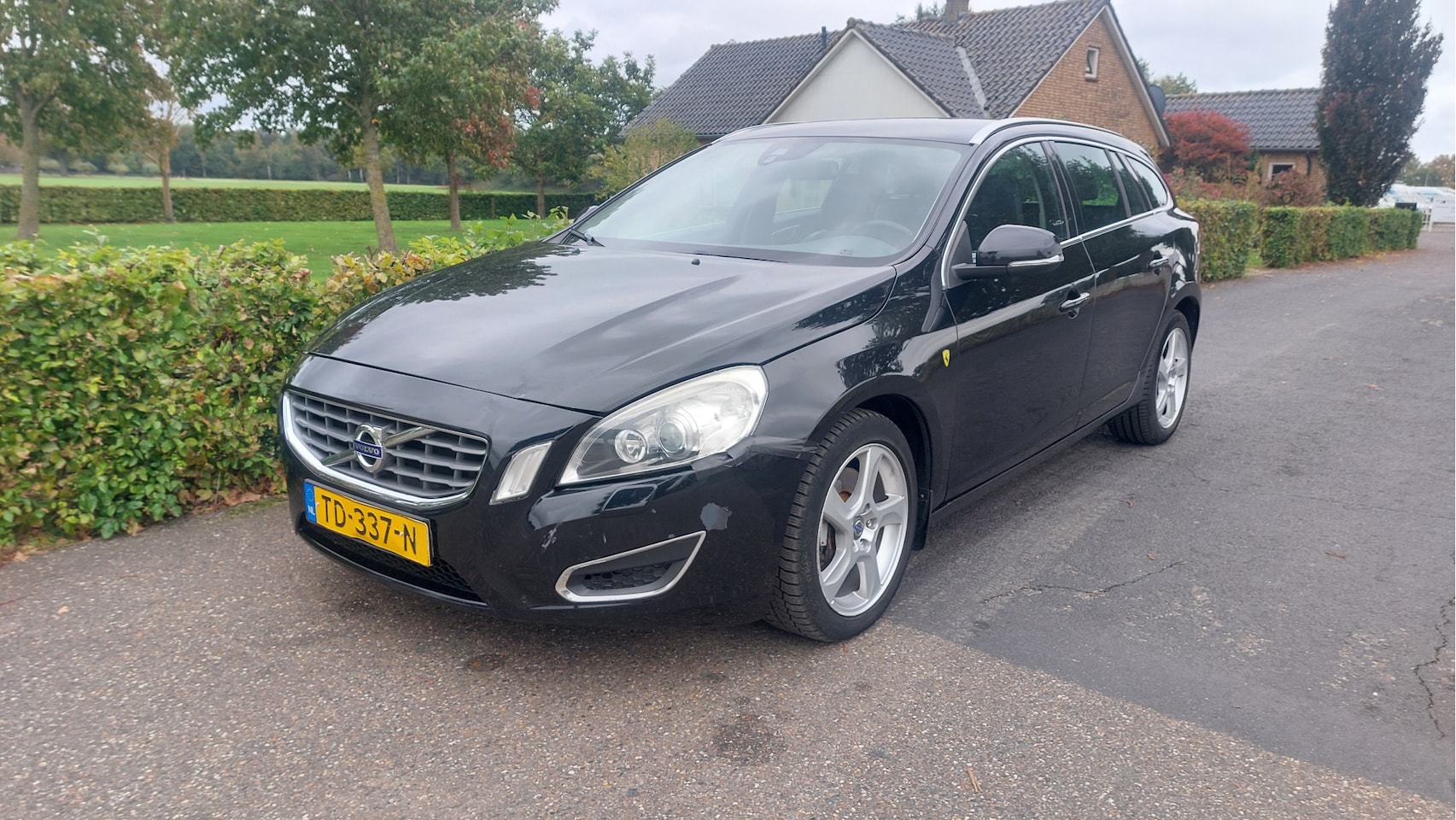 Volvo V60 - 2.4 D5 AWD Kinetic CLIMA/NAVI/XENON BJ 2012 - AutoWereld.nl