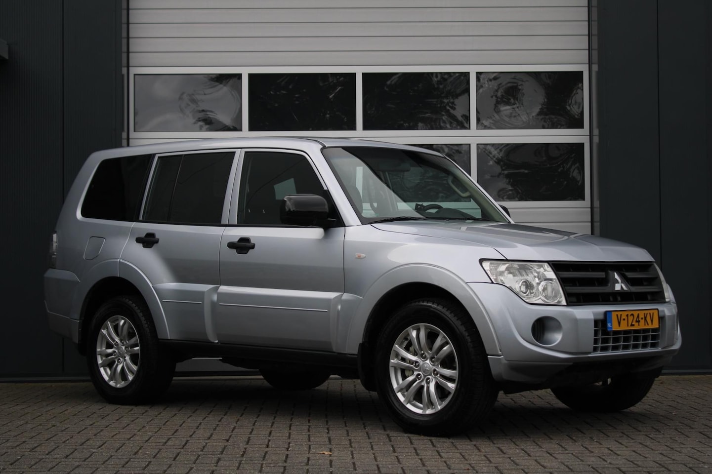 Mitsubishi Pajero - 3.2 DI-D 200pk 4WD Grijskenteken Automaat Marge 3300KG Clima/Elek.Ramen/C.V./Trekhaak/127. - AutoWereld.nl